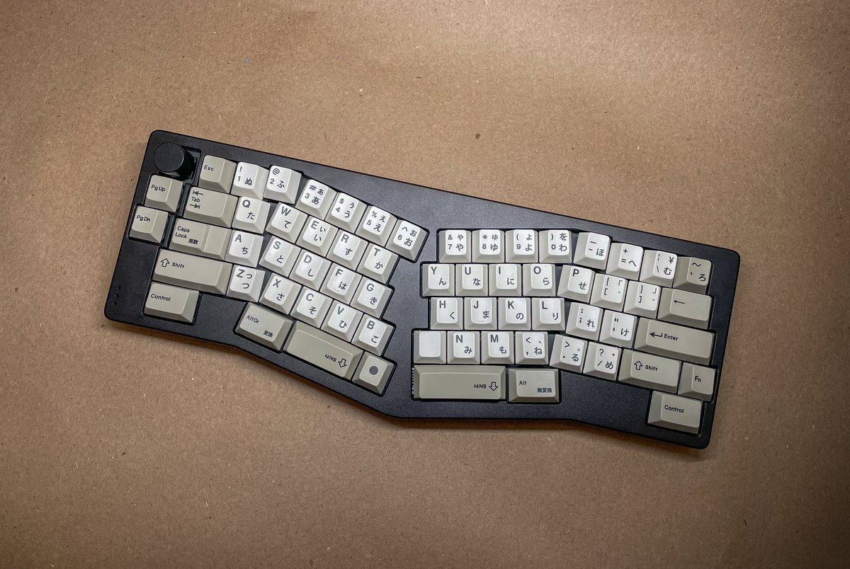 mikodotb's tweet photo. Built an MGA Standard on stream yesterday. Extremely happy with how it came out 👀 

#mechanicalkeyboards #customkeyboards #alicelayout https://t.co/Vx0Hq7yAVw