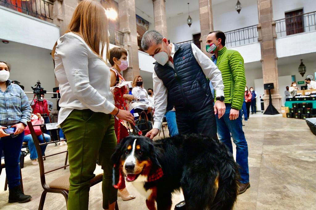 mrikelme's tweet photo. En Coahuila, las mascotas forman parte de ocho de cada diez familias; aquí las queremos, respetamos y procuramos su bienestar. 

También reconocemos a las veterinarias y veterinarios coahuilenses por trabajar siempre con amor y profesionalismo por la salud de los animales. https://t.co/HAjQQwLlH9