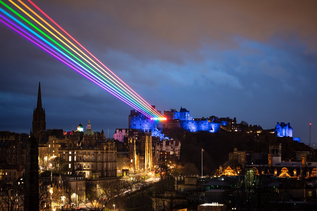 abulleyphoto's tweet photo. Edinburgh Castle at the end of a rainbow this evening, a "beacon of remembrance" marking a year since we went into lockdown. Remembering all those lost, as well as the heroes on the front line that have kept us safe. #beaconofremembrance #edinburgh #edinburghcastle #COVID19 https://t.co/FOOEHJ5WVv