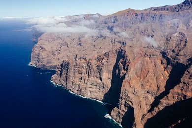 Fu_Turismo's tweet photo. Canarias 🇮🇨 es un paraíso natural lleno de lugares para el turismo de aventuras. 

📍Uno de ellos es el acantilado de Los Gigantes, situado en la isla de Tenerife 🏴󠁧󠁢󠁳󠁣󠁴󠁿. 

¿Habías oído hablar de este espacio?💬👇

Foto: @diariodeavisos 
#turismocanarias
#turismotenerife https://t.co/RaohxOJHD8
