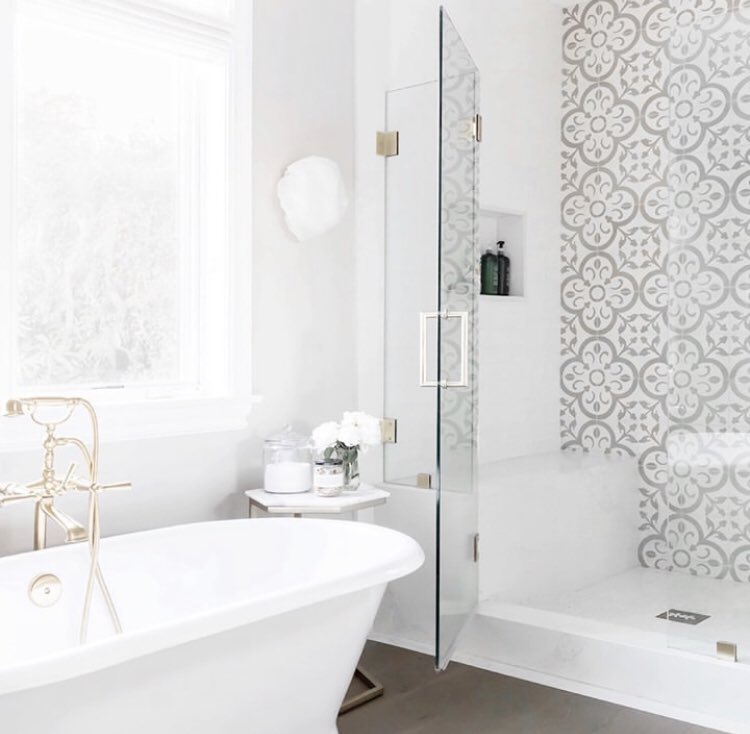 Granada_Tile's tweet photo. Un baño bonito, tranquilo y acogedor. @thenimblenest combinó de manera espectacular nuestros azulejos de cemento “Normandy” en paleta personalizada con una pared blanca de fondo. El resultado es un baño deslumbrante.

#MiercolesEnladrillado #arquitectura #architecture #CostaRica https://t.co/lbr8GJG4D6