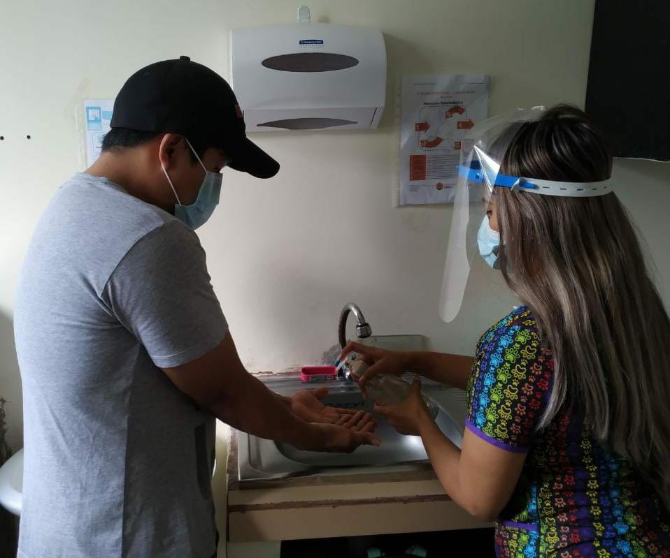 Salud_Guayas's tweet photo. #YoMeCuido I Personal del Centro de Salud #Progreso y #Porsoja informan a la comunidad medidas de prevención para evitar el contagio de #COVID19 como el frecuente  #LavadoDeManos, uso correcto de la mascarilla y mantener el distanciamiento social. #ActivadosPorLaSalud https://t.co/6tg5CvPGAE