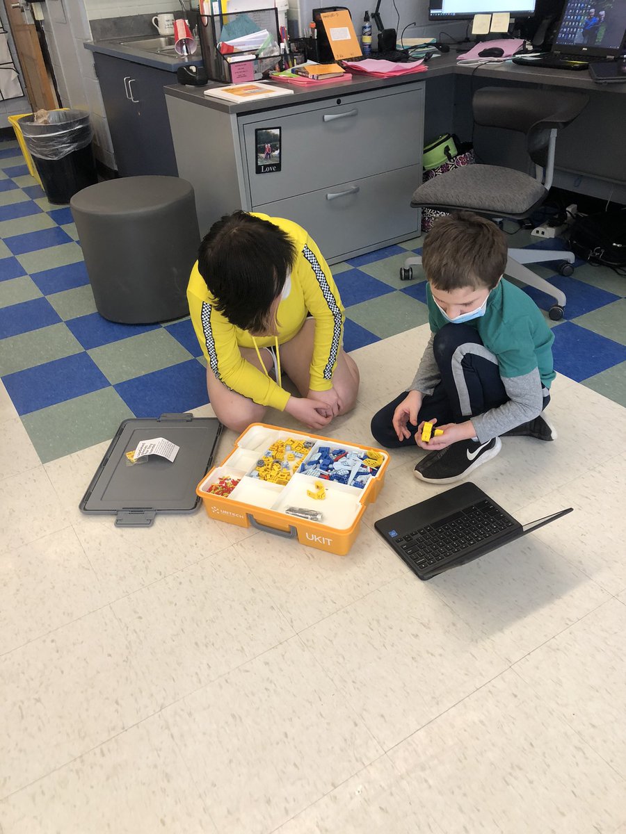 lhendricks983's tweet photo. Exploring coding in the classroom with Ukits!  @Windsor_CSD @WeeksElementary https://t.co/Ohr3pSjAke