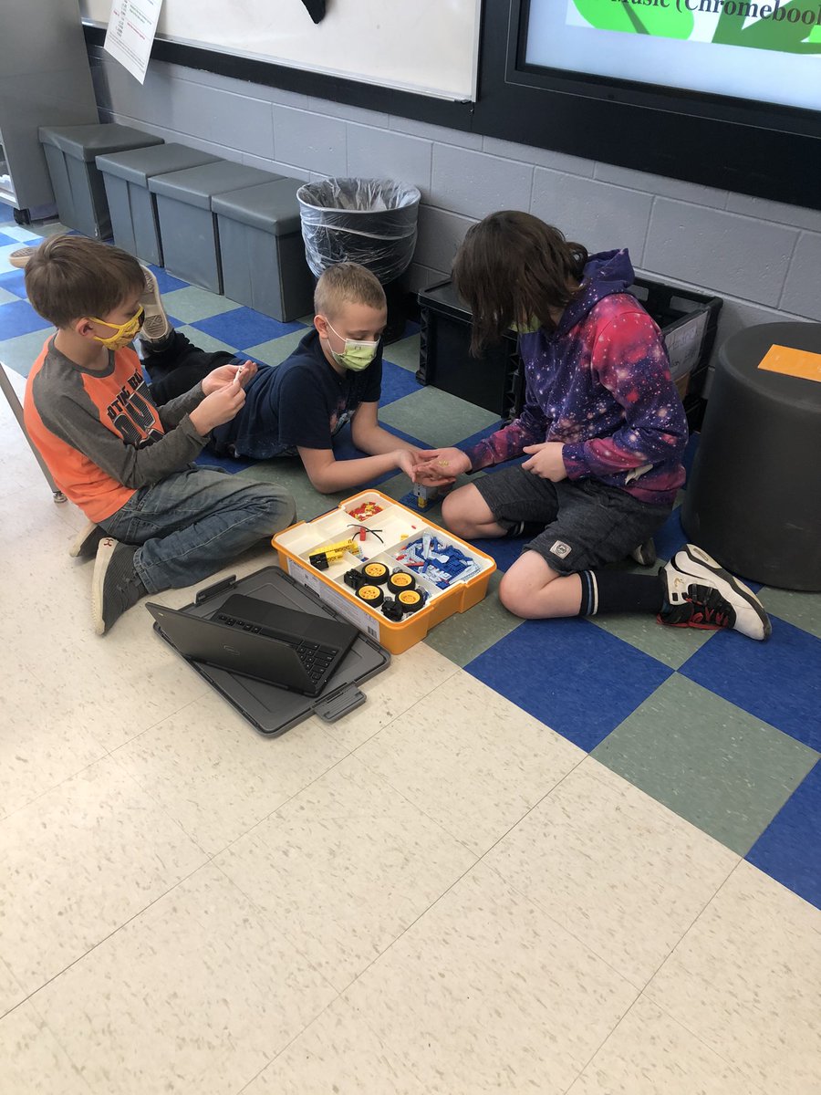 lhendricks983's tweet photo. Exploring coding in the classroom with Ukits!  @Windsor_CSD @WeeksElementary https://t.co/Ohr3pSjAke