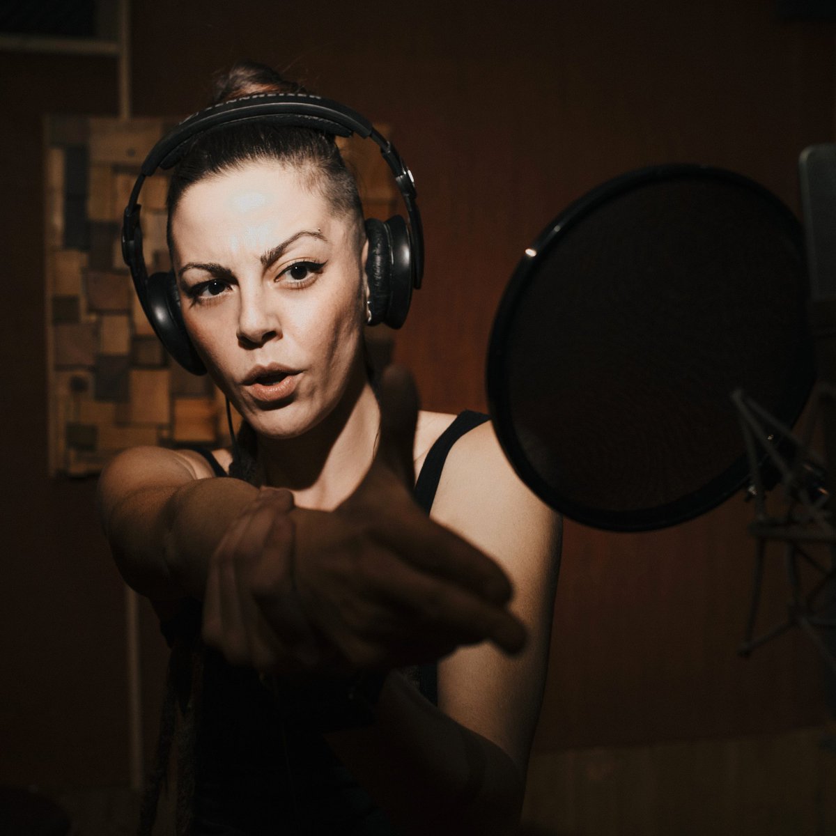 Apuntando maneras. 
Mi arsenal son 10 temas con colabos que no te esperas. 
Nuevo disco ya en la cartuchera. ⚠️