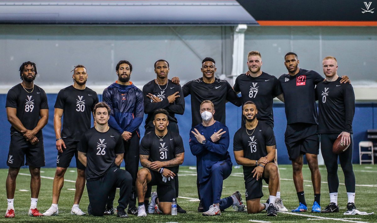 UVAFootball's tweet photo. 𝐅𝐚𝐦𝐢𝐥𝐲 𝐅𝐢𝐫𝐬𝐭, 𝐋𝐚𝐬𝐭, 𝐀𝐥𝐰𝐚𝐲𝐬

Proud of these guys for showing out at Pro Day!

#GoHoos | #THEStandard https://t.co/I2YRxk1q1u