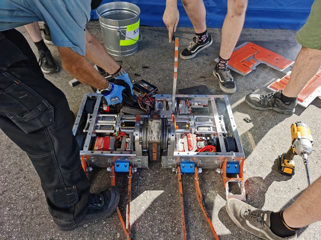 PRISMIER's tweet photo. It was so exciting to see our favorite bot, Shatter!, make it all the way to the finale episode of the 2020 BattleBots tournament! 🤖🔨👏
Here’s the final post-fight report from Bots FC on that match. Spoilers Ahead!
https://t.co/gy3vw7A3F6
#robots #robotics #shatter #BotsFC https://t.co/JLVsyUdCvq