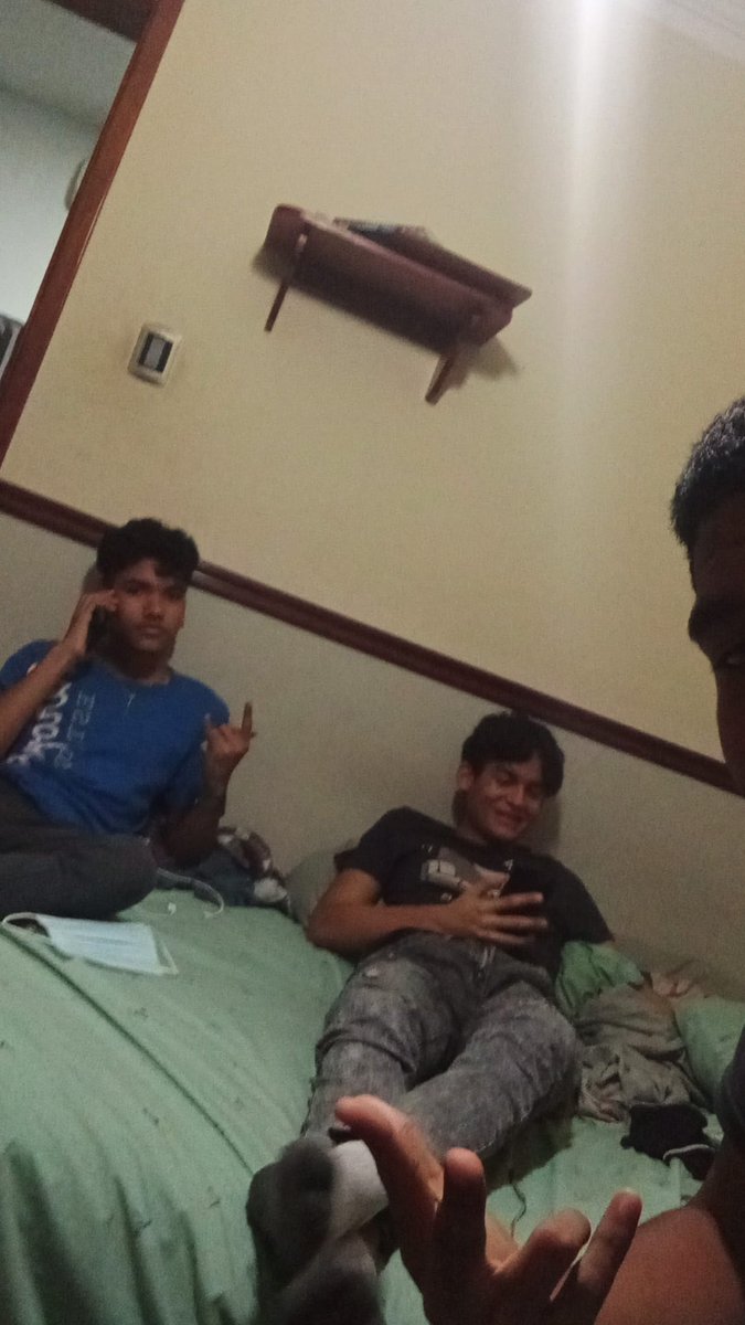 La_Planta_'s tweet photo. Tarde de te con mis auténticos panas @Malaperr @OneDreww1 https://t.co/TGJFU8fYdf