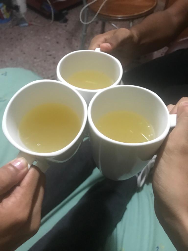 La_Planta_'s tweet photo. Tarde de te con mis auténticos panas @Malaperr @OneDreww1 https://t.co/TGJFU8fYdf