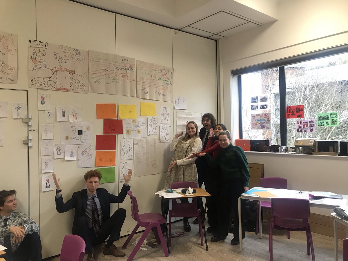 KewHouseDrama's tweet image. @KewHouseSixth Creative revision time! #KewHouseY13 working hard on their set play text #Yerma #KewHouseCreativity