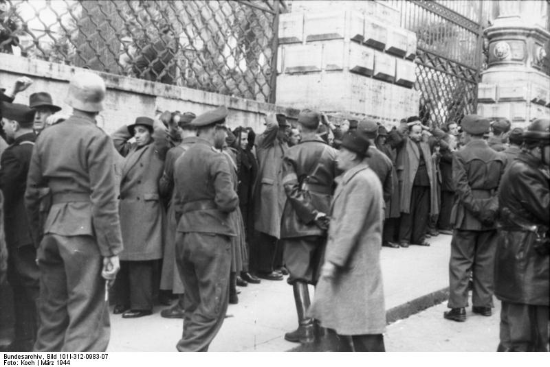 German and Italian RSI troops begin to round people up on the streets in the area and from the buildings in via Rasella (photos). They are lined up against the railings of Palazzo Barberini and taken away for interrogation. Over 300 are held in the basement of the Viminale >> 37