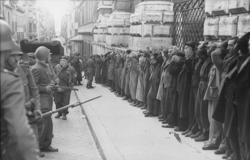 German and Italian RSI troops begin to round people up on the streets in the area and from the buildings in via Rasella (photos). They are lined up against the railings of Palazzo Barberini and taken away for interrogation. Over 300 are held in the basement of the Viminale >> 37