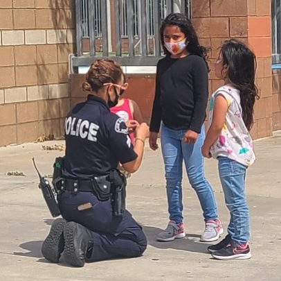 Building that bond assist when needed 🙍🏼‍♀️ <a href="/lapdcsp/">LAPD CSPB</a> <a href="/lapdhq/">LAPD HQ</a> @lapd77thdivision #communitypolicing #lapdcsp