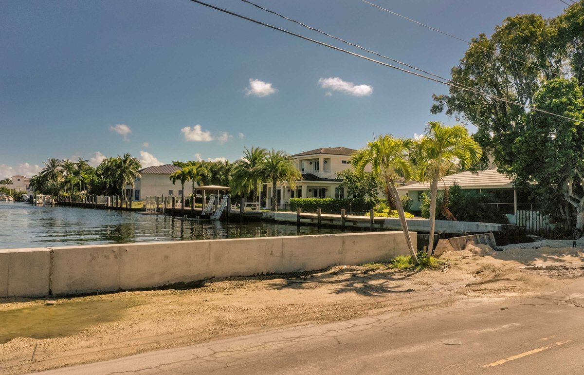 BrowardEnv's tweet photo. #BrowardCounty is committed to resilient strategies to minimize the effects of sea level rise & King Tides. Raising seawalls in problematic, low-lying areas helps protect homes & important structures.🏠🏥#WaterMattersMonth #ClimateChange Week
Learn more: https://t.co/s6YJ2BZbig https://t.co/0iKSY1VmaB