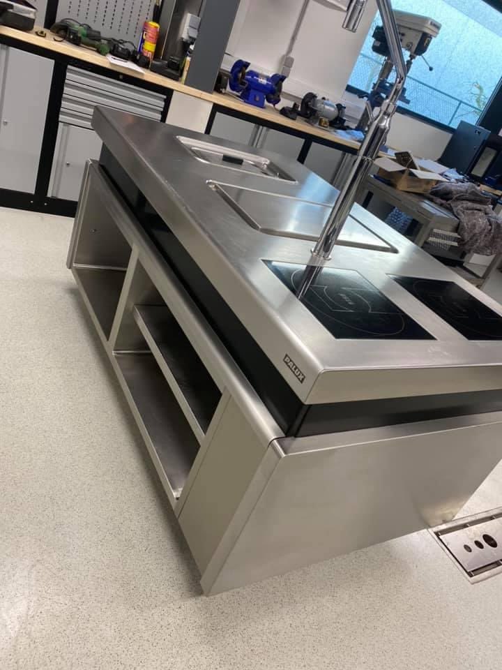 Paluxnl's tweet photo. Voor de liefhebber: Palux Maitre eilandfornuis met een speciale MultiVarioKook plaat, inductie techniek, kolommengkraan en friteuse... Deze occasion is in zeer goede staat en zoekt een nieuwe gave werkplek met leuke keukenbrigade.
(Onder voorbehoud tussentijdse verkoop). https://t.co/ScI5lhdpfB
