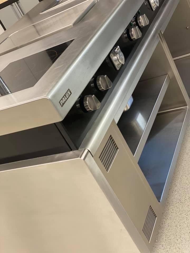 Paluxnl's tweet photo. Voor de liefhebber: Palux Maitre eilandfornuis met een speciale MultiVarioKook plaat, inductie techniek, kolommengkraan en friteuse... Deze occasion is in zeer goede staat en zoekt een nieuwe gave werkplek met leuke keukenbrigade.
(Onder voorbehoud tussentijdse verkoop). https://t.co/ScI5lhdpfB