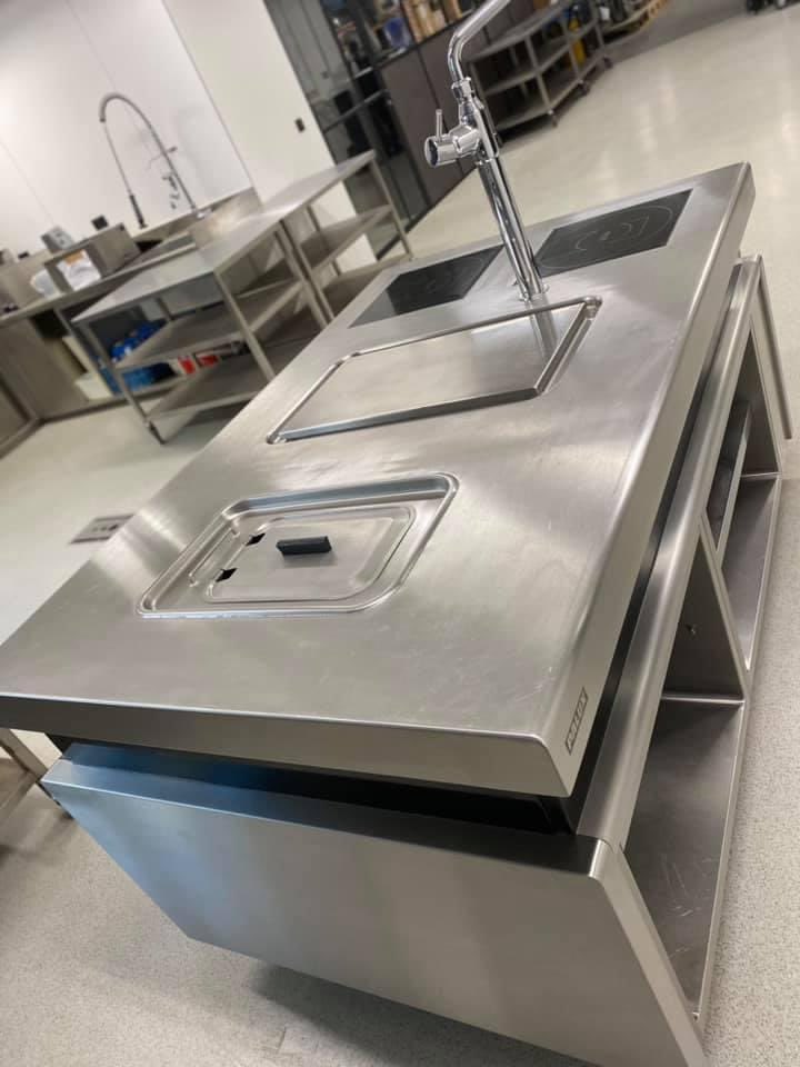 Paluxnl's tweet photo. Voor de liefhebber: Palux Maitre eilandfornuis met een speciale MultiVarioKook plaat, inductie techniek, kolommengkraan en friteuse... Deze occasion is in zeer goede staat en zoekt een nieuwe gave werkplek met leuke keukenbrigade.
(Onder voorbehoud tussentijdse verkoop). https://t.co/ScI5lhdpfB