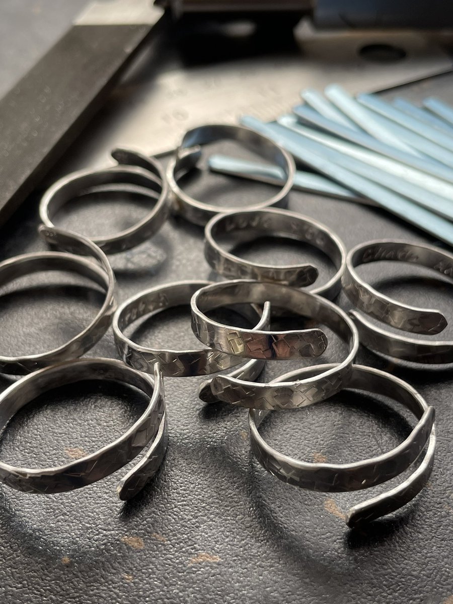 Joonsilver1's tweet photo. Today is all about the boys 😜 cos real men wear jewellery! 

https://t.co/8NwCrWIEjX
 £19.99
#mensringsilver #mensrings #mensadjustablerings #silverjewellery #joonsilver https://t.co/JRRkM6FqWz