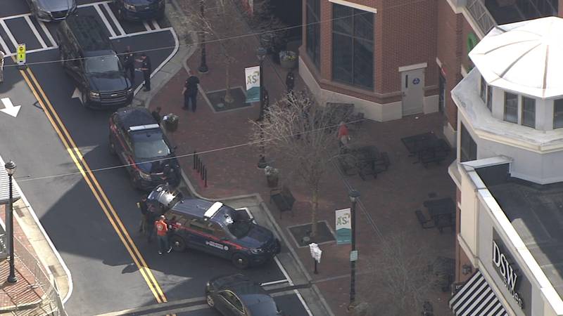 Atlanta police say they arrested a man who brought 5 guns and body armor into a Publix grocery store this afternoon. wsbtv.com/news/local/atl…