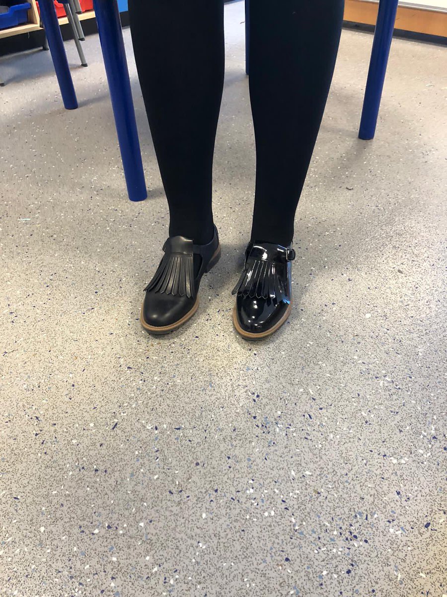 Rachaelrachie's tweet photo. When you love both styles and can’t decide 😂 #accidentshappen #inarush #ooops #oneofthosedays #isiteasteryet @clarksshoes https://t.co/8u7elbJYN7