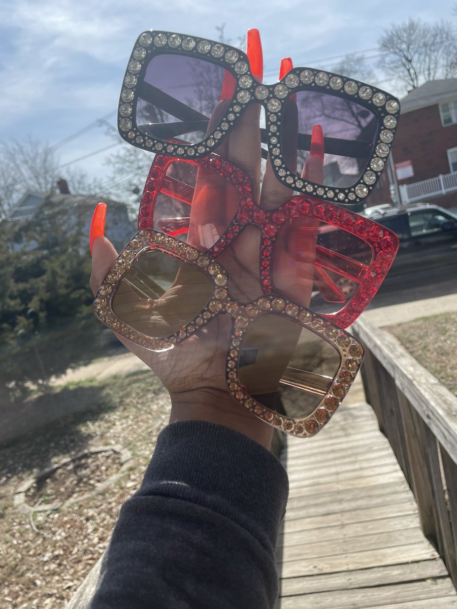 BabeBossed's tweet photo. It's the sunglasses for me☀️🕶, if you a baddie don't be caught without these this summer. link in bio.💋 https://t.co/7YeIK6ZI4Y