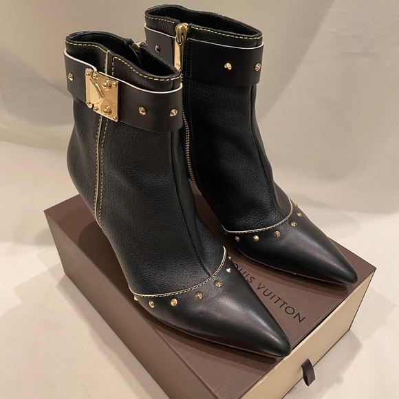 Miss_JOLI's tweet photo. So good I had to share! Check out all the items I'm loving on @Poshmarkapp #poshmark #fashion #style #shopmycloset #tiffanyco #louisvuitton: https://t.co/sAtue9NYZd https://t.co/Yok0Gu2cqT