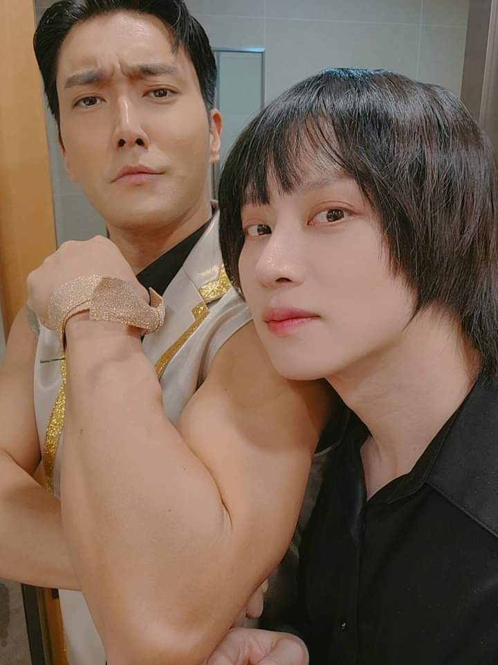 MadeleinChoi25's tweet photo. Los brazos de mi Siwi 😱😱😱 
Heenim bien happy ahí xD 
#SiChul #Siwon #HeeChul #SUPERJUNIOR  #HouseParty https://t.co/XKbGSzHR3s