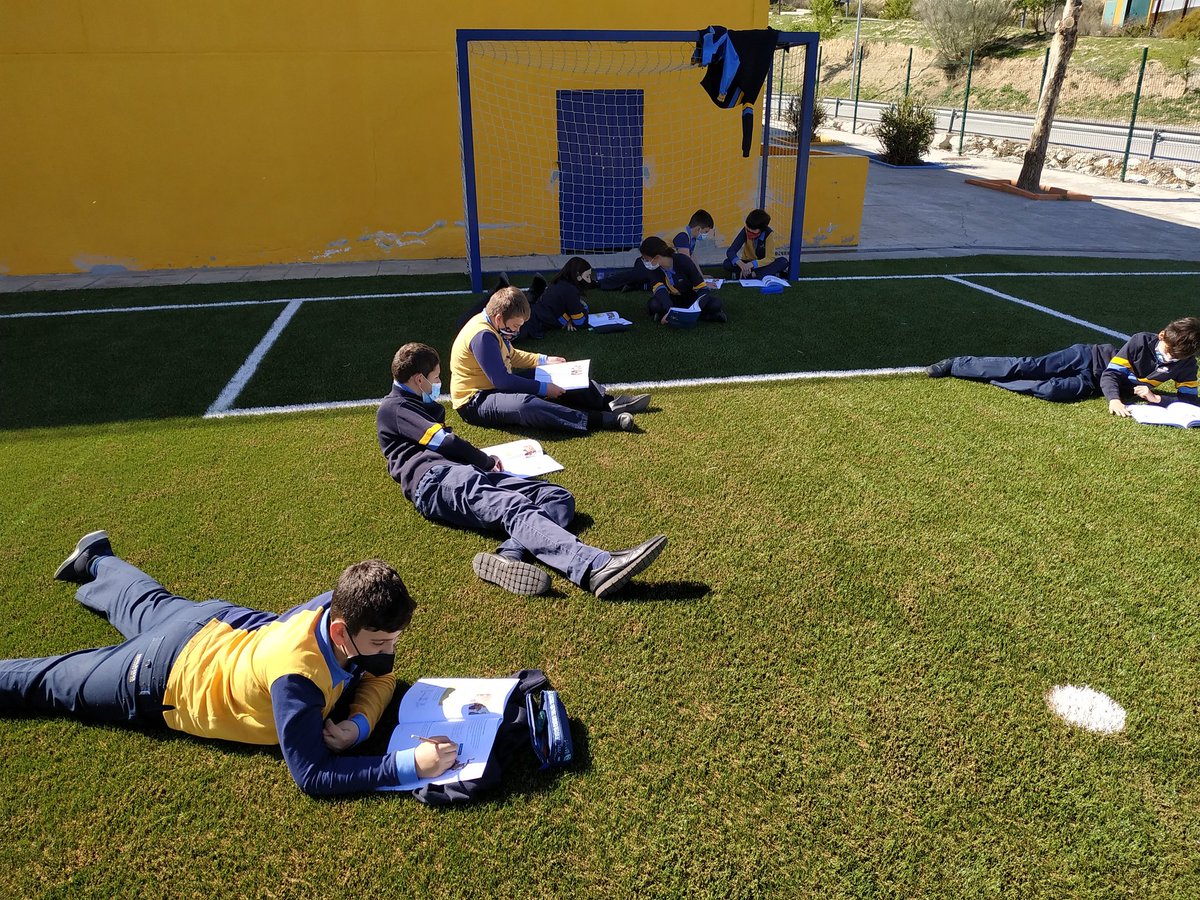 Honojusmun's tweet photo. Matemáticas al aire libre en @Novaschool_es #MedinaElvira, de esta manera las fracciones se ven más fácil.
#educationforlife #Maths https://t.co/QAcwxiZO6M