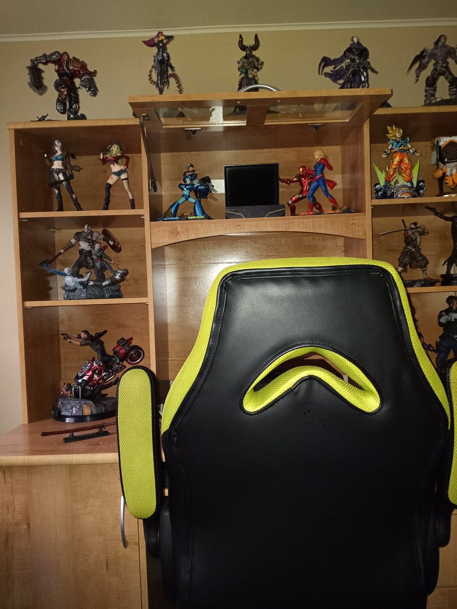 MasterRayashi's tweet photo. In the picture the dark blue infinity stones color isn't as noticeably different, but it is very much darker. The green chair is my old chair. https://t.co/QLycMiemsY