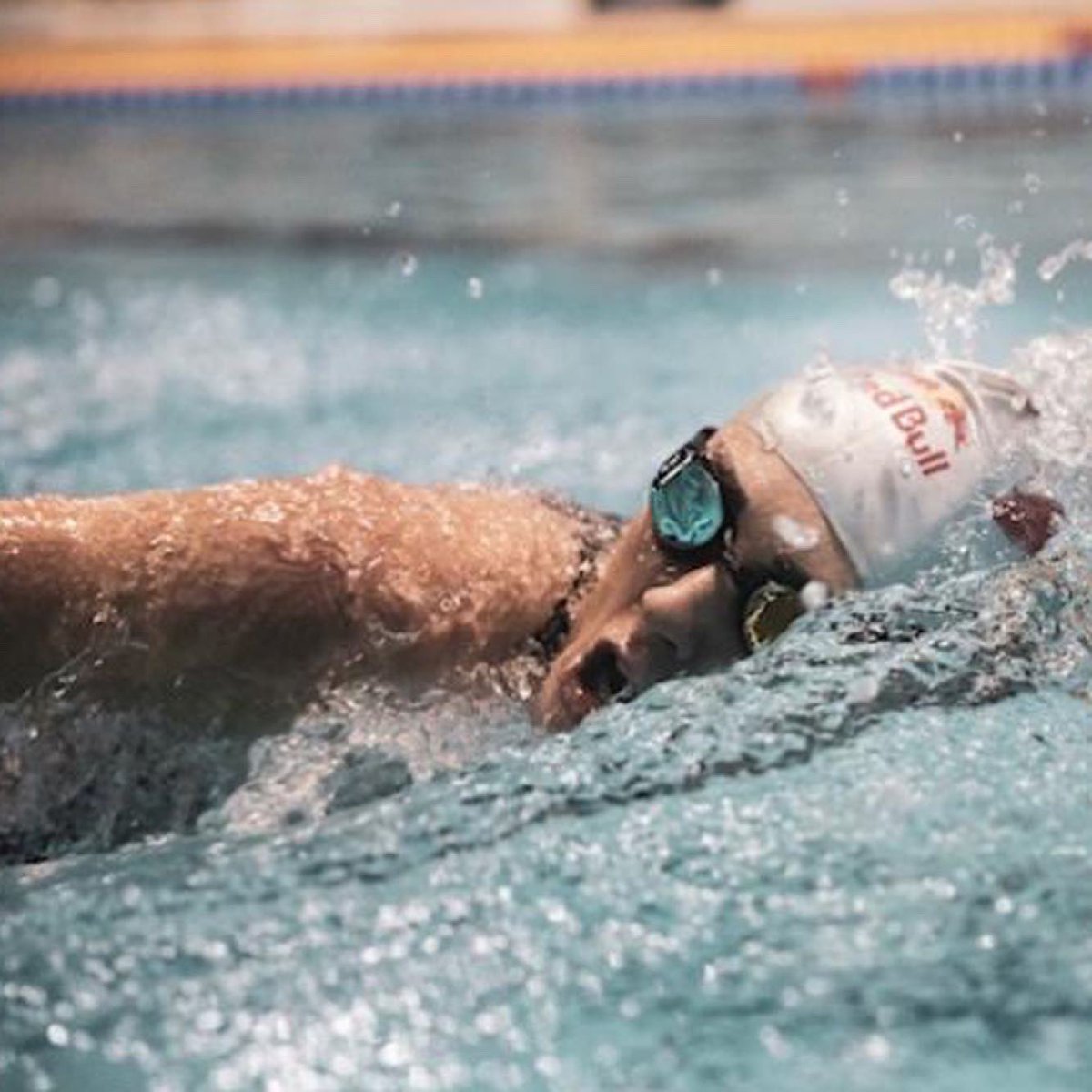 Meet Lucy Charles-Barclay, one of EFDSC’s Elite Athletes. Lucy has been training at the LAC to prepare for Olympic trials in April, where she will be competing in the 1500m freestyle representing Epping forest district swimming club! 💛🖤