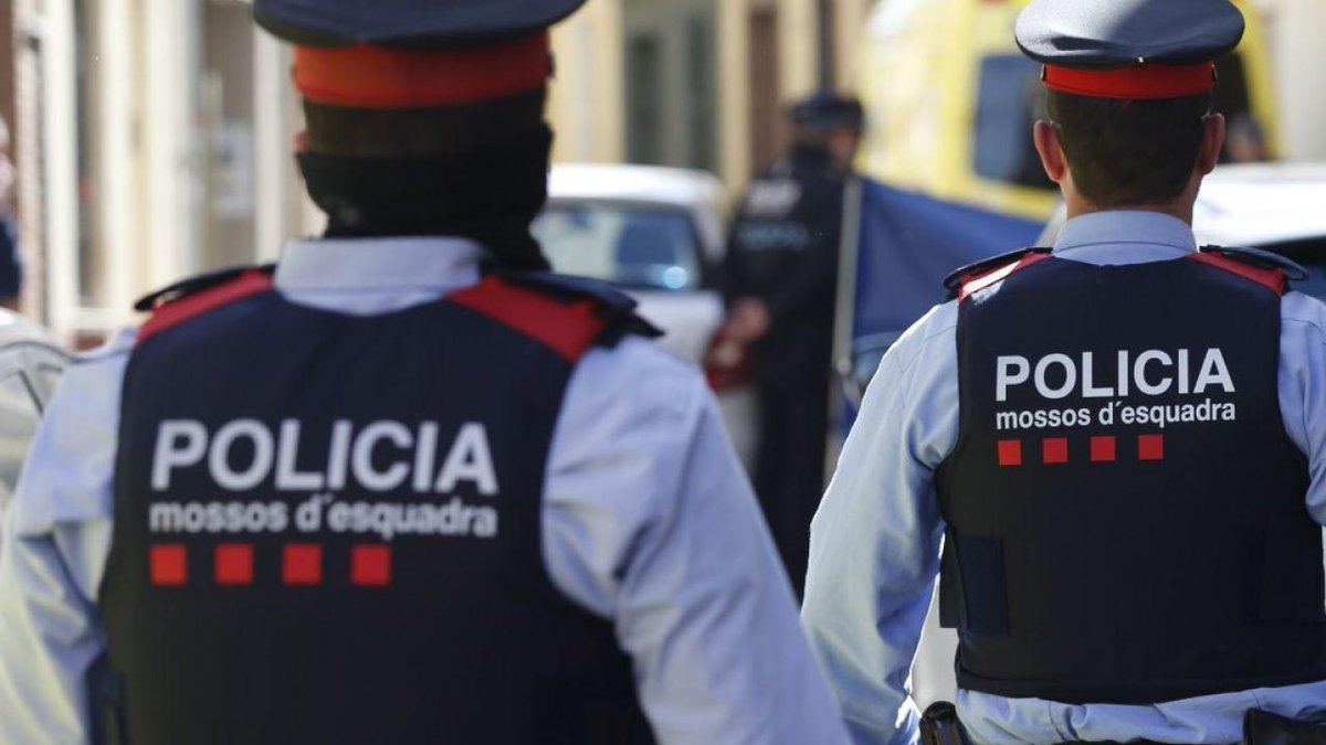 SER_TgnReus's tweet photo. 🔴ÚLTIMA HORA: Els @mossos investiguen la mort d’una dona que ha aparegut poc abans de les 8 de la tarda amb signes de violència en un pis del carrer Pin i Soler de #Tarragona. 

▪️ La investigació està oberta i els mossos investiguen el seu entorn per intentar aclarir els fets. https://t.co/HbaAacKwWl