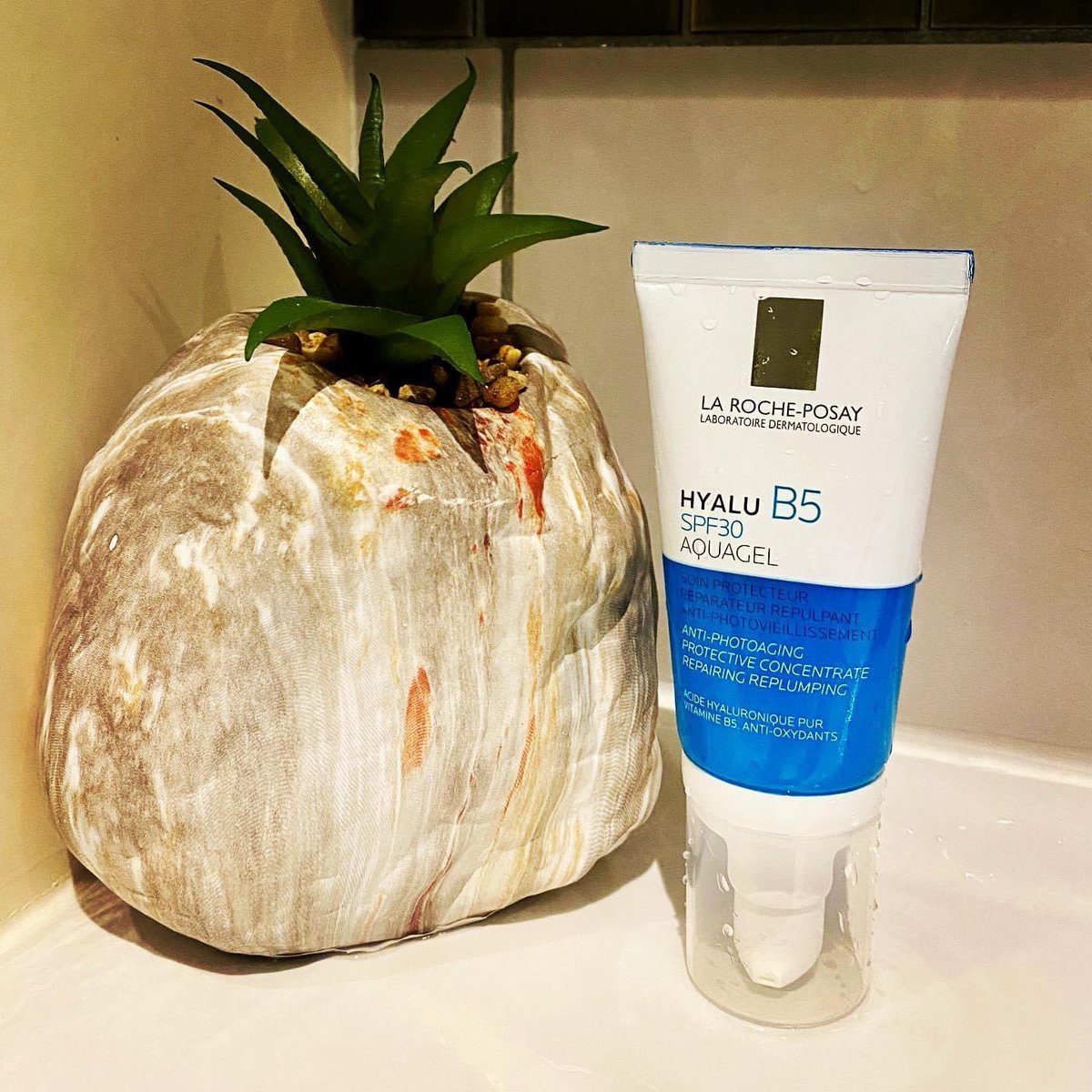 mes_tests's tweet photo. 🆕LA ROCHE-POSAY Hyalu B5 SPF30 Aquagel 💦 Gel crème hydratant anti-photoviellissement à l'acide hyaluronique avec protection solaire SPF30. Peau sensible #larocheposay #skinecareroutine #sampleofrance #hyalub5spf30 #tester #testeuse #acidehyaluronique #peausensible https://t.co/sa70j4aF8l