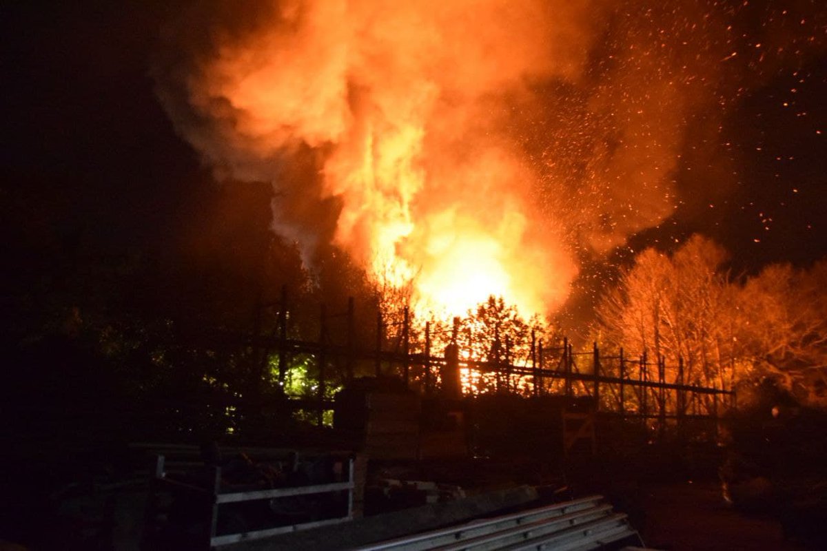 Grote uitslaande brand in schuur Twijzel - #Friesland -..