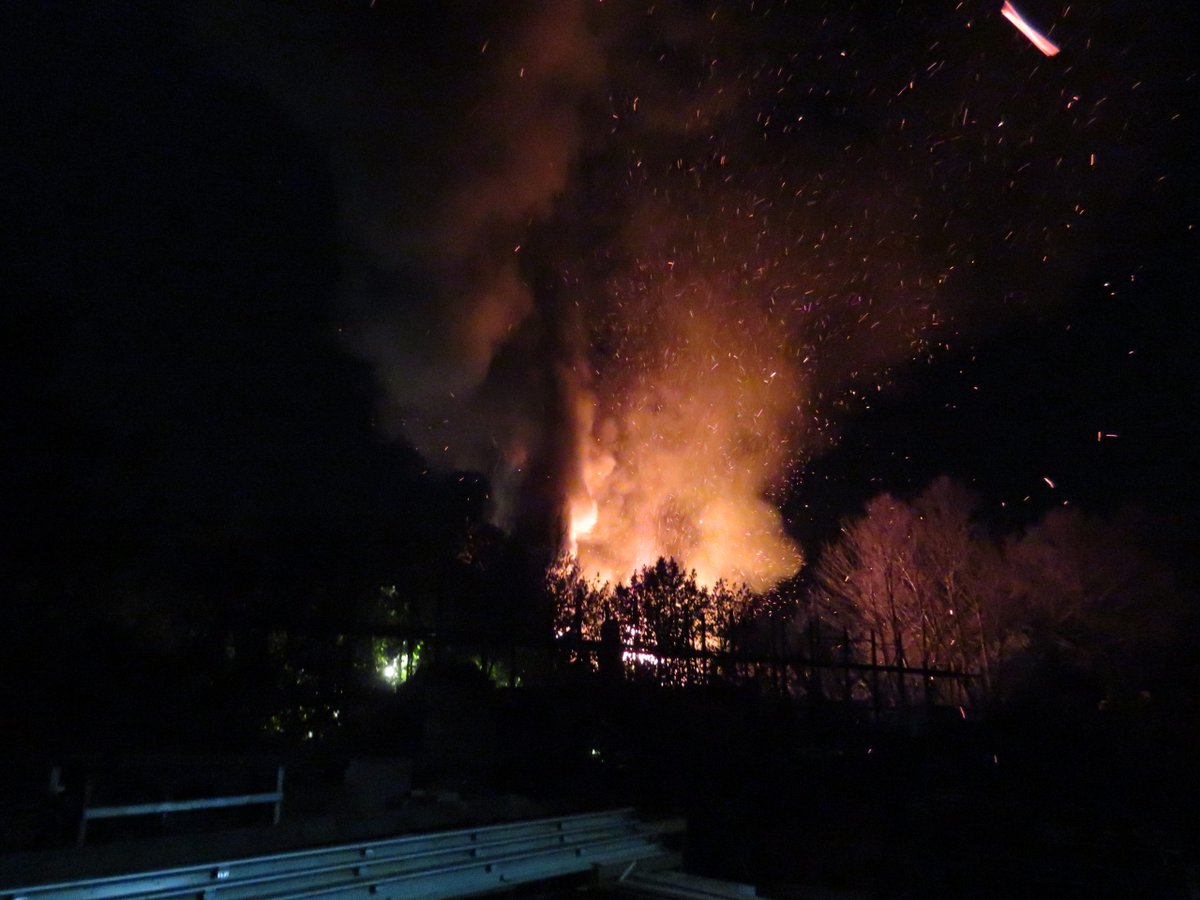 Grote brand in schuur aan Wedzebuorren in Twijzel -..