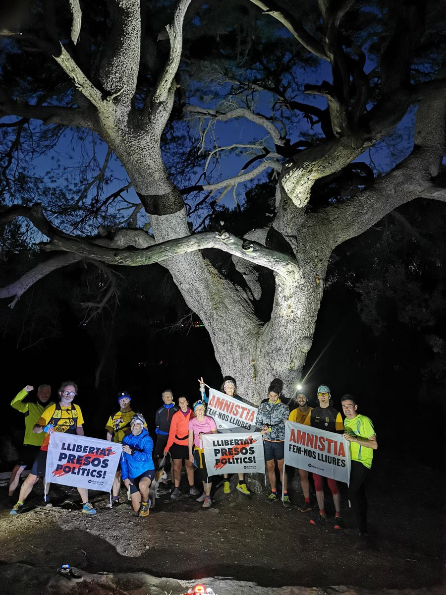 L’entrenament d’avui dels equips de <a href="/Corremxlaterra/">Correm per la Terra</a>  de l’Alt Penedès dedicant el seu suport com entitat a l #AmnistiaAra <a href="/omnium/">Òmnium Cultural</a> 
👏🏻👏🏻