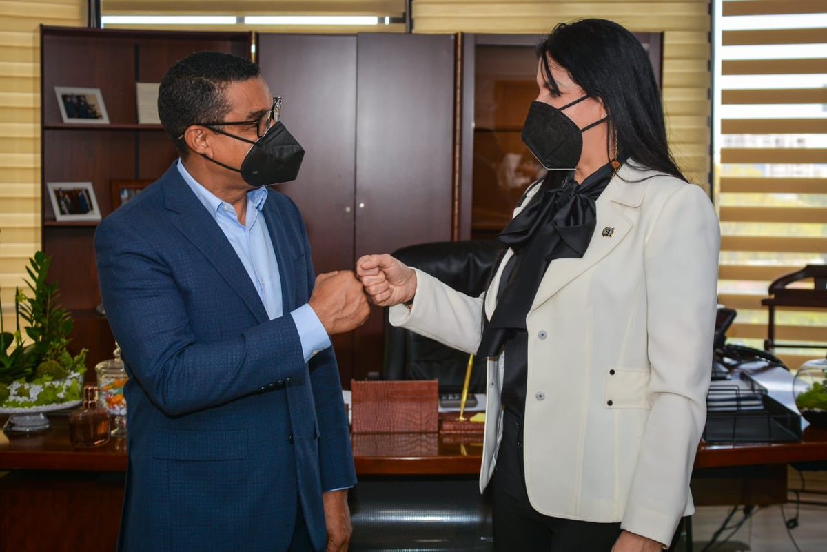 Nuestro director general <a href="/elvivasquezg/">Ing. Elvi Vásquez Guzmán</a> recibe la visita de cortesía de la diputada por la Provincia de la Vega sra. Rosa Amelia Pilarte Lopez, además de solicitarle obras de Eletrificacion en algunas localidades de su comunidad.
#ObradeBienSocial 
#EstamosCambiando