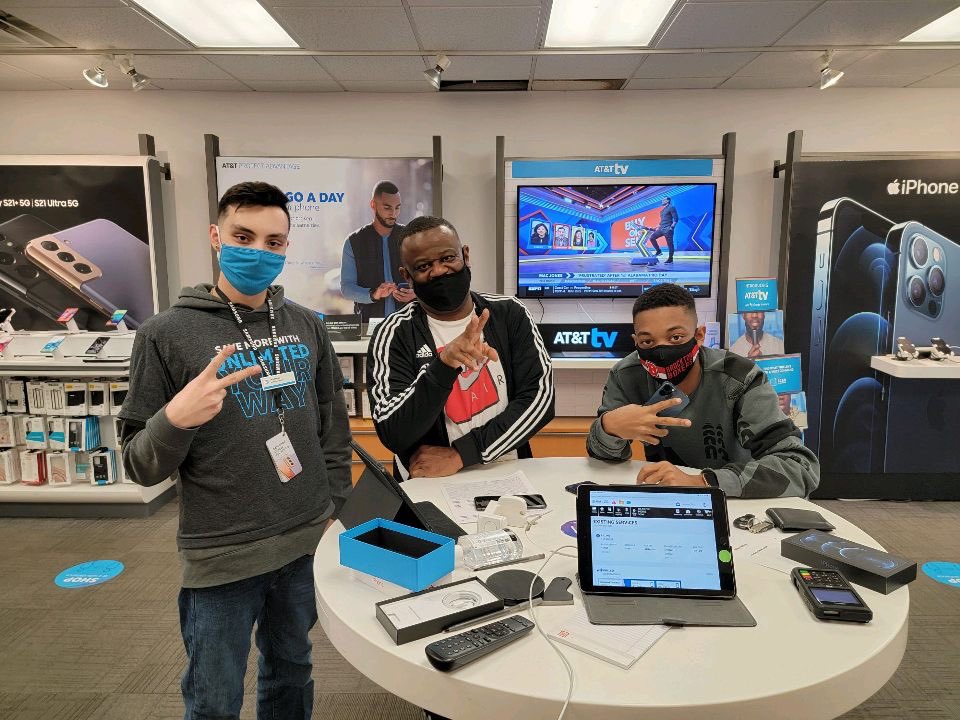 Andrew getting his 4th TV of the month, Amazing Customer Experience from our Brockton team! #ThePowerof1 #OurNE <a href="/DViechnicki/">Dan Viechnicki</a> <a href="/jackmoan/">Jack Moan</a> <a href="/JakeAraghi/">Jake Araghi</a> <a href="/pnixnix/">Peter Nixon</a> @ATTPortablesEVD <a href="/keroninc/">Keron Incarnato</a>