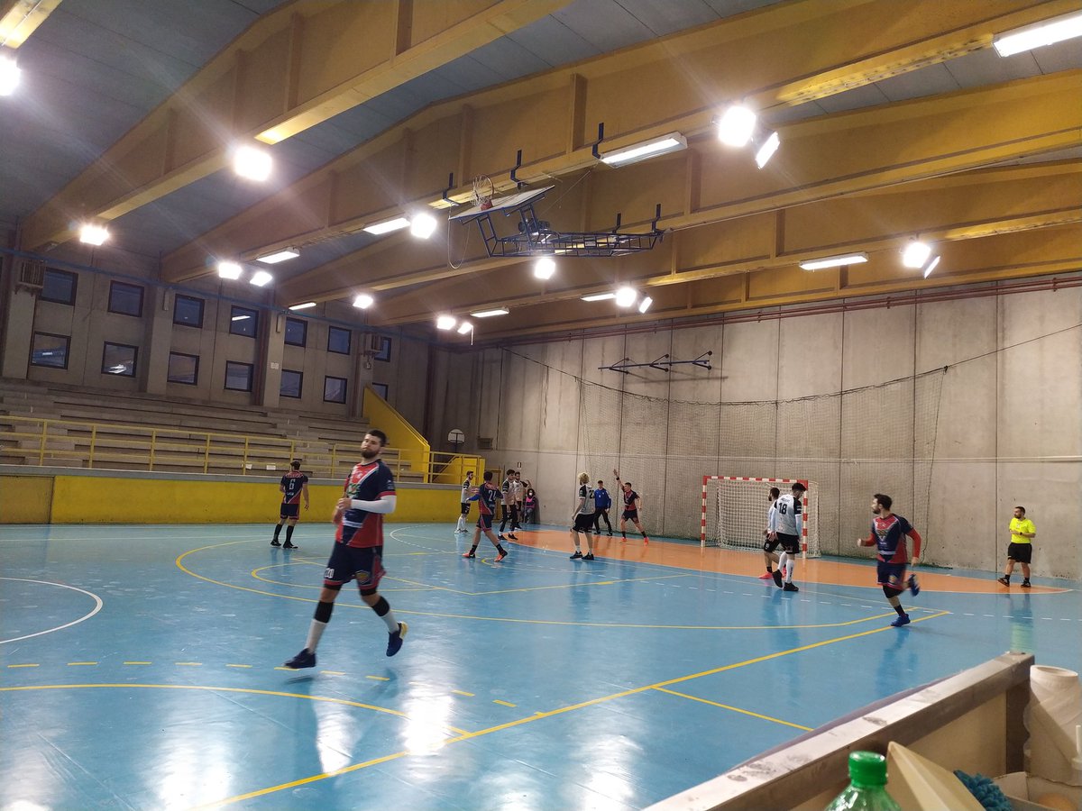 cronosprato's tweet photo. Impegno infrasettimanale per la 21° giornata del Campionato di #SerieABeretta di #pallamano 🤾⏱️
Ego Siena ⚫⚪  - @HCFondi 🔴🔵
@federcronos
#cronometristi #cronoprato #cronos #timekeeper #kronoscatti #handball #FIGH #7metri #tabellone #referto #sirena #2minuti https://t.co/lnRVDv3BL3
