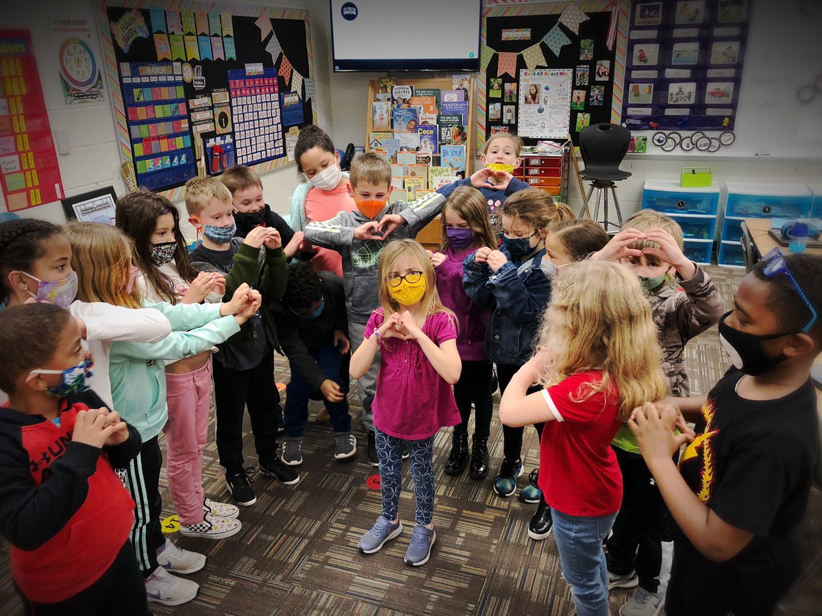 HHEMrsHarrel's tweet image. Today was one of my student’s last day as her family is moving out of state. Here we are giving her some love!❤️ We will miss her so much! #FirstGradeFriends #AlwaysAHornet  @hhehornets @HHE1stGrade
