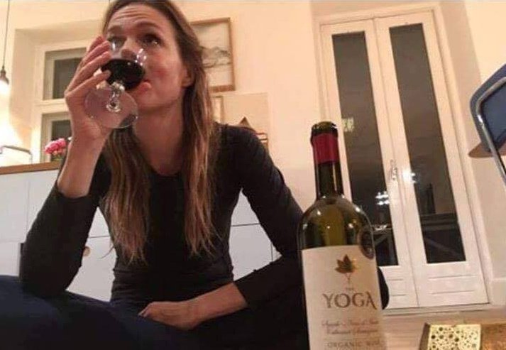 itseelif's tweet photo. Hoy comencé con el yoga 🧘🍷 https://t.co/WWe3xmSUQe