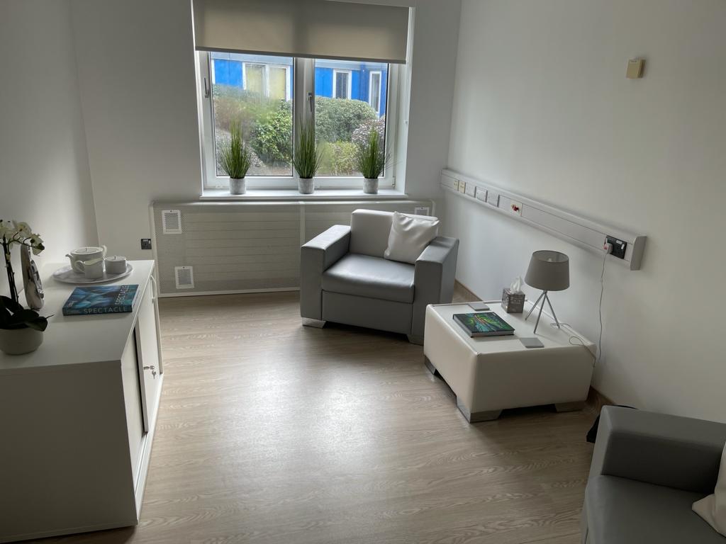 care_iow's tweet photo. Introducing ED’s new fully furnished relatives room. We designed a tranquil space with relatives in mind 
‘You said, we did!’
@ChiefExecIOWNHS @KirkWard_NHS @IWPtExperience 
@JoeSmyt60600237 https://t.co/ghhLNjcpXE