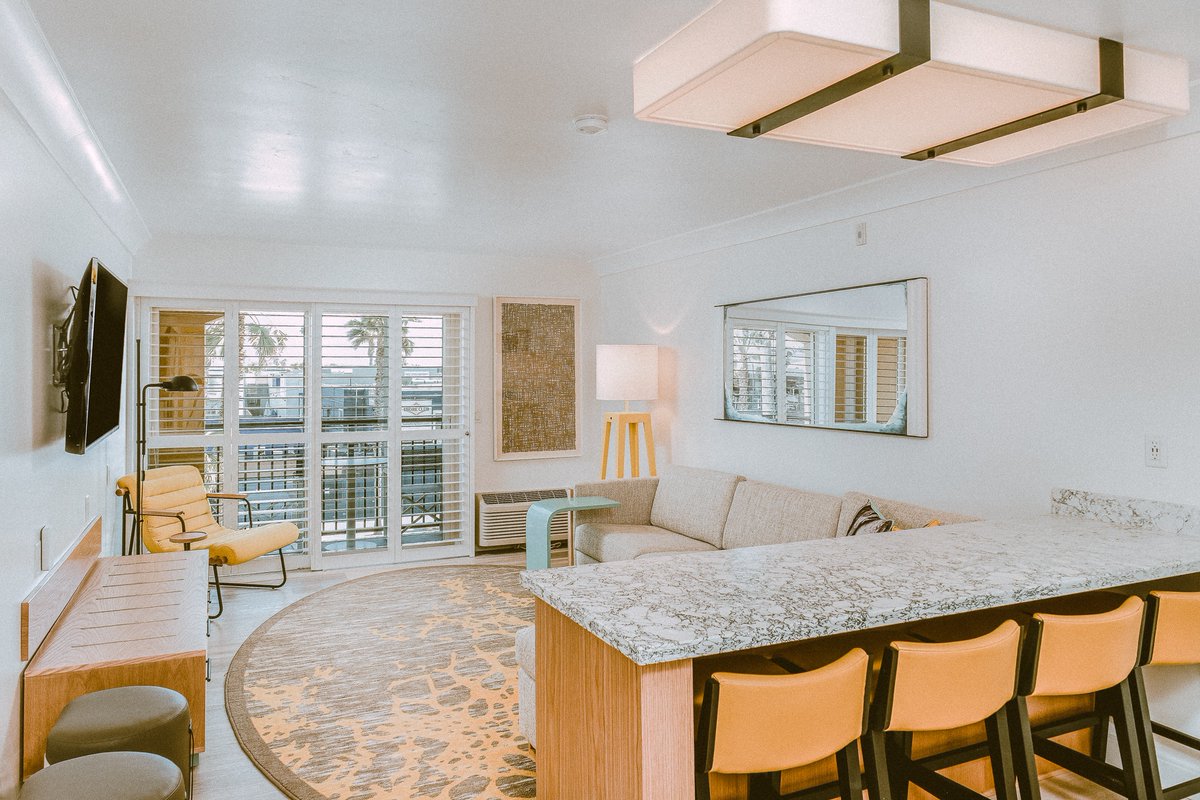 OceanParkInnSD's tweet photo. Tag someone you'd like to share this room with 😍 #happinesscomesinwaves https://t.co/EmIGhzRSXM