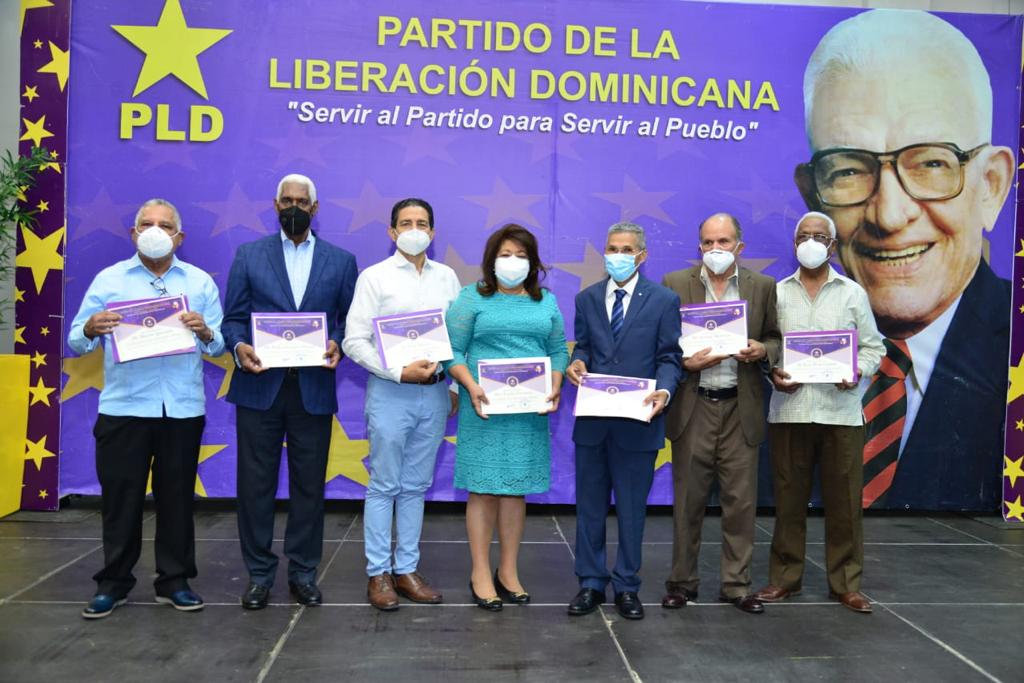 saluddelpld's tweet photo. Secretaria de salud reconoce médicos destacados por su larga trayectoria y méritos en el Partido  de La Liberación Dominicana, en la imagen los doctores: Héctor Quezada, Nelson Gomez, Felix Medina, Emilia Guzman, Enriquillo Matos, Sentolas Martinez, Manuel Ant. Cuello. https://t.co/99E3wLrv4o