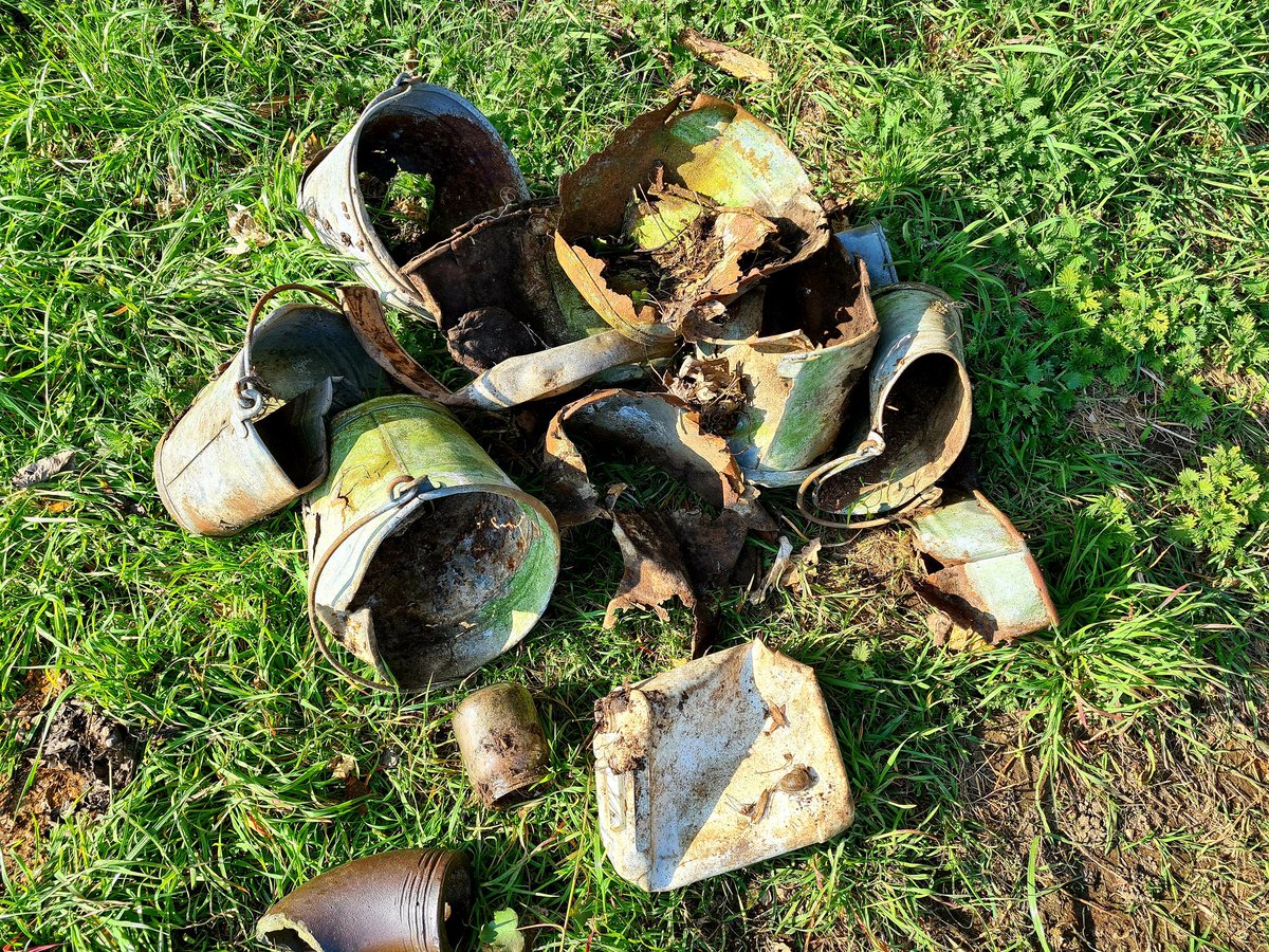 ProperHeuvella1's tweet photo. En nog wat oudere gedumpte galva emmers die ook in het bos te vinden waren. #Dumping #Sluikstort #oudijzer https://t.co/fPyqy7W5xo