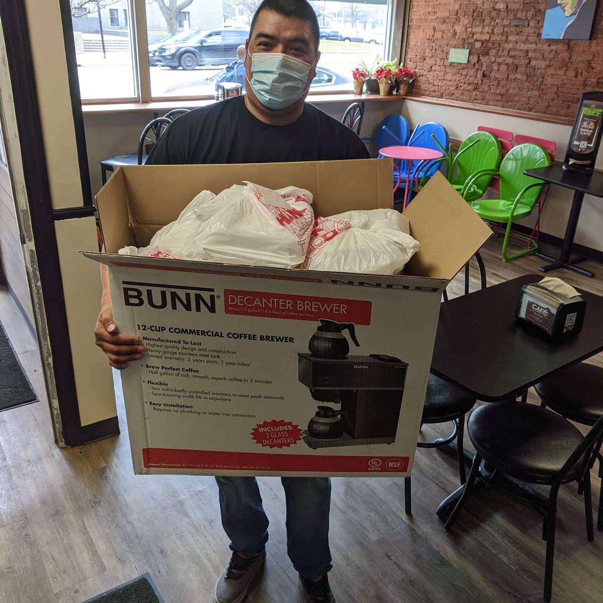 FTFKalamazoo's tweet photo. Thank you so much to our restaurant partners La Familia cafe, including Daniel pictured here, for the incredible meals prepared to #feedthevaccinators working at the Kalamazoo County Health &amp; Community Services - HCS clinic at the Kalamazoo County Expo Center today. https://t.co/5VbWt6AMBc