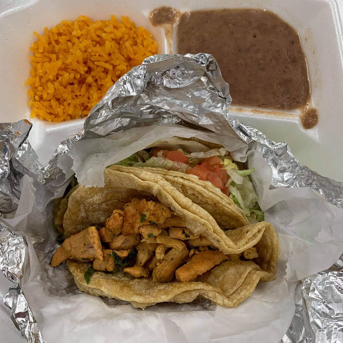 FTFKalamazoo's tweet photo. Thank you so much to our restaurant partners La Familia cafe, including Daniel pictured here, for the incredible meals prepared to #feedthevaccinators working at the Kalamazoo County Health &amp; Community Services - HCS clinic at the Kalamazoo County Expo Center today. https://t.co/5VbWt6AMBc