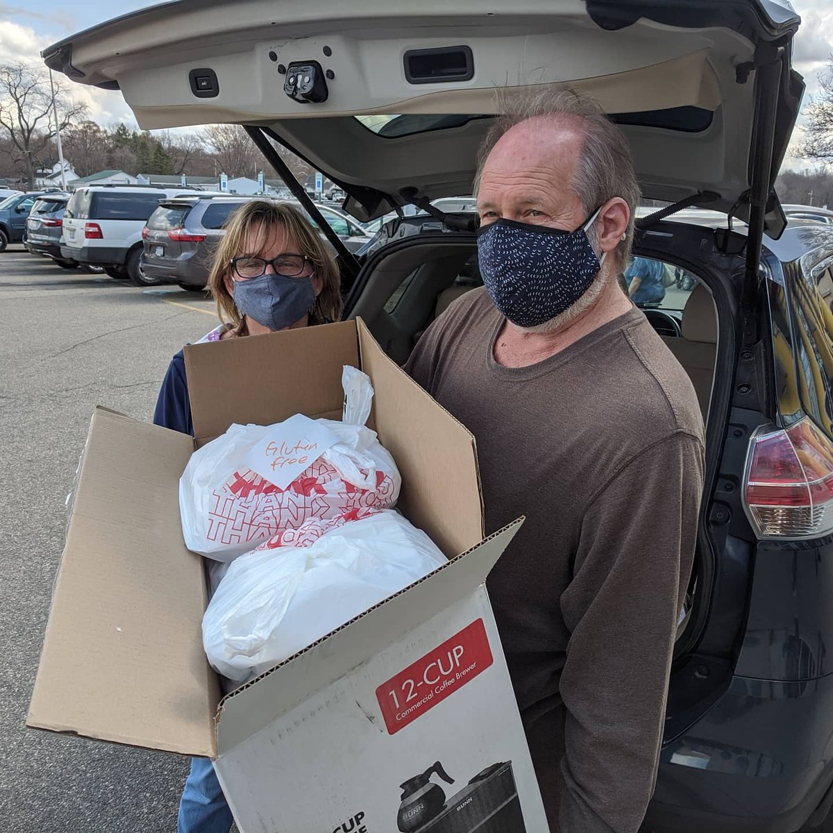 FTFKalamazoo's tweet photo. Thank you so much to our restaurant partners La Familia cafe, including Daniel pictured here, for the incredible meals prepared to #feedthevaccinators working at the Kalamazoo County Health &amp; Community Services - HCS clinic at the Kalamazoo County Expo Center today. https://t.co/5VbWt6AMBc