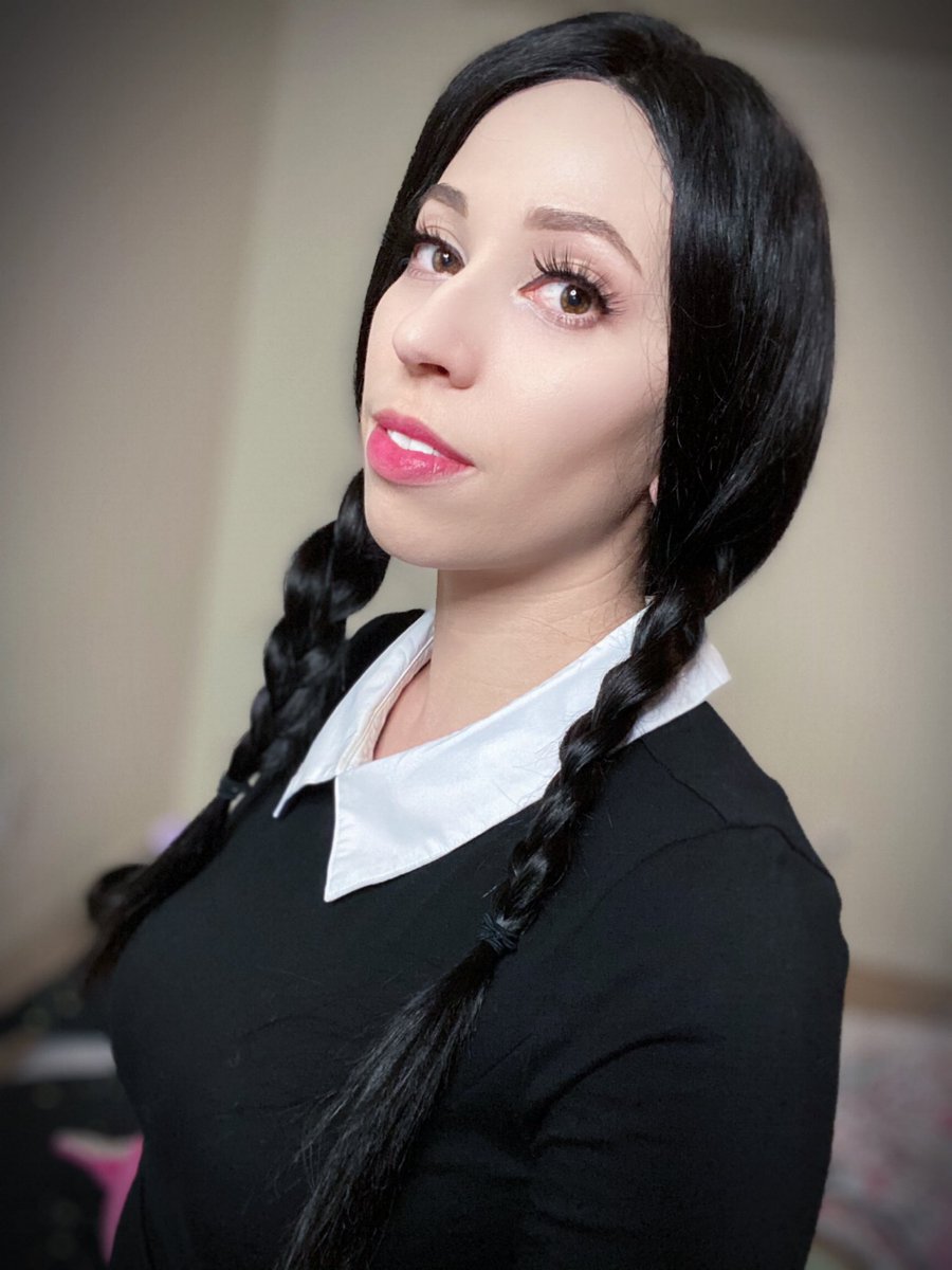 iamPollyChica's tweet photo. Happy Wednesday my dudes! 
Playing some #Phasmophobia for the second time let’s see how that goes! 

https://t.co/QsKiCGeTEv

#cosplay #horror #adamsfamilly https://t.co/pxQoosS2X9
