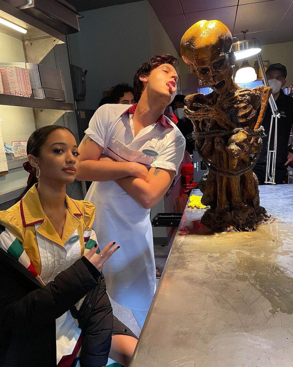 EWestbrookfr's tweet photo. Via le compte IG de Riverdale 

We come in peace. 👽✌🏾-@EriVeronica https://t.co/sICtzr4wAk
