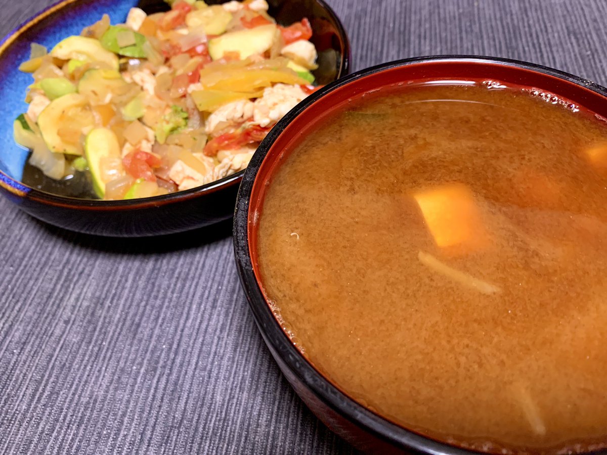 ico_2403's tweet photo. 朝ご飯

作り置きの炒め物
味噌汁

コーンポタージュの方が合うけど味噌汁腐らせるのも怖いから味噌汁です🤔 https://t.co/bv5jQycTRN